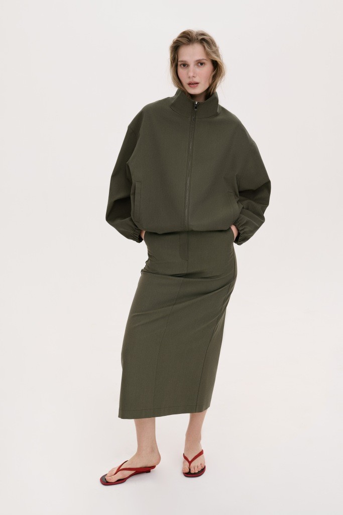 МІНІМАЛІСТИЧНА КУРТКА-БОМБЕР З ВИСОКИМ  КОМІРОМ-СТІЙКОЮ 1263 зображення 1